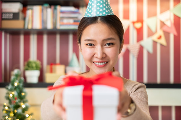 POV亚洲女性通过视频电话会议向朋友和家人赠送礼物。生日、圣诞节和新年聚会的新常态图片下载