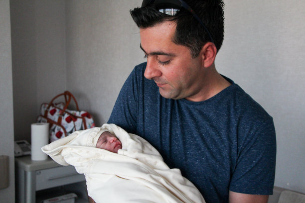 有父母的新生儿图片下载