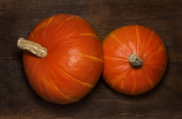 木制背景上的两个南瓜图片下载