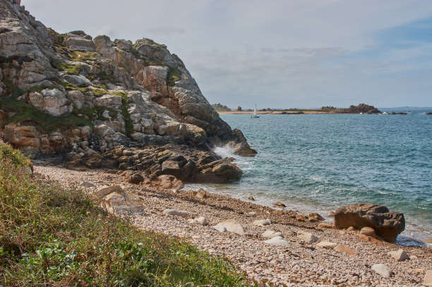 法国布列塔尼美丽的海岸线。花岗岩Cote de granit在法国兴起。法国布列塔尼海岸线上的岩层。图片下载