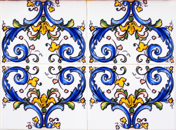 老房子立面上传统瓷砖的细节。装饰瓷砖。瓦伦西亚传统瓷砖。花卉装饰。图片下载