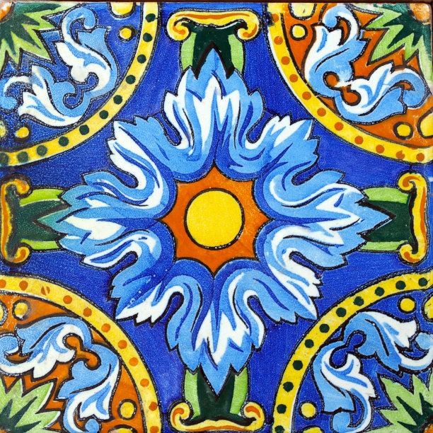 老房子立面上传统瓷砖的细节。装饰瓷砖。瓦伦西亚传统瓷砖。花卉装饰。图片下载