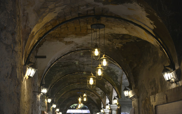 旧的石头天花板上挂着灯泡图片下载