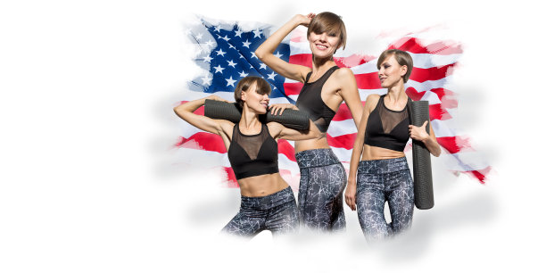 年轻女子与健身垫享受和领导健康的生活方式在白色背景和挥舞美国国旗图片下载