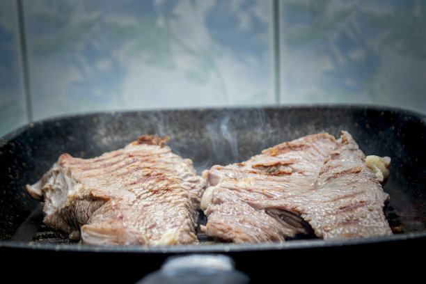 用平底锅烤牛肉图片下载