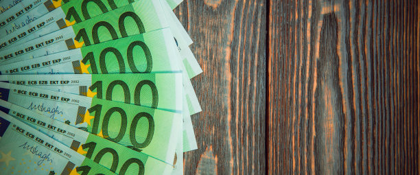 木制背景扇形的欧元钞票。图片下载