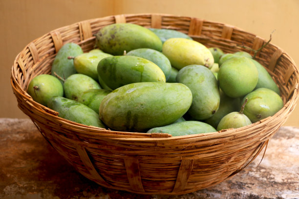 传统篮子里的生芒果串图片下载