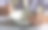 从以上观点。一个90岁的老祖母手里拿着一个空铝碗和勺子，贫穷和贫穷，老一辈人的饥饿。图片下载