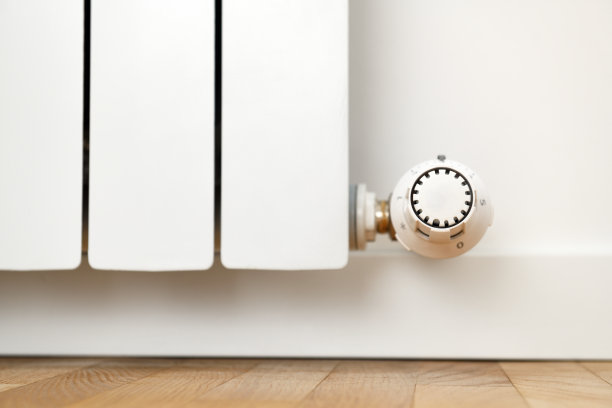 公寓暖气暖气片上的恒温调节器。图片下载