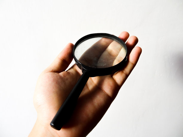 手动放大镜在白色背景上图片下载