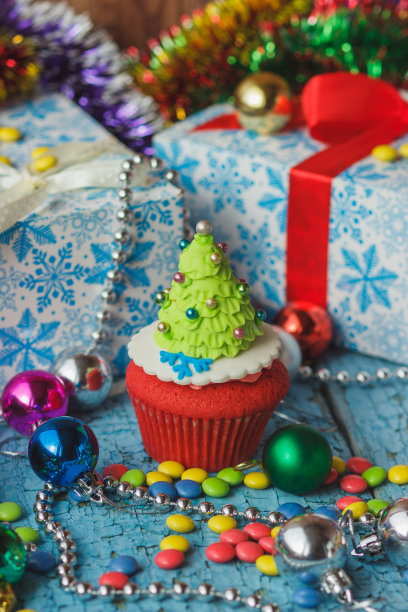 彩色装饰的圣诞小蛋糕图片下载