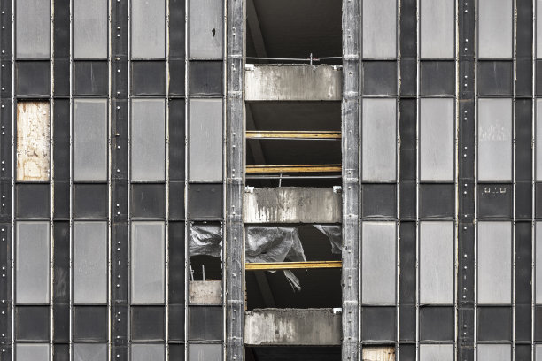 正在翻新的建筑物的正面特写图片下载