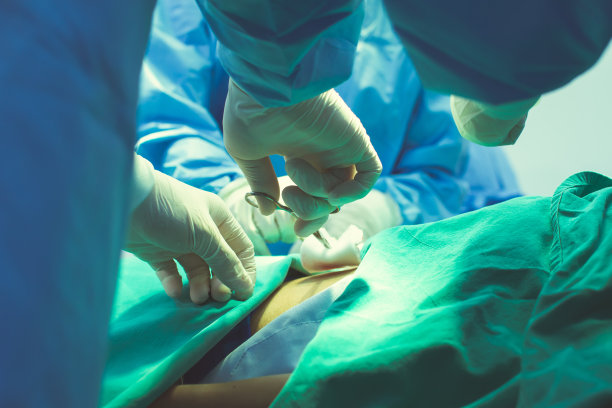 医疗队在医院进行手术图片下载