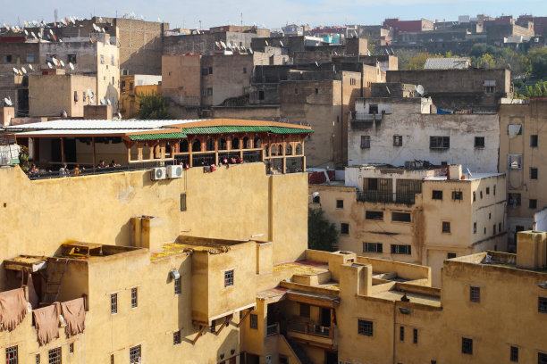 观景台俯视图，悬挂动物皮和当地居民的房屋。图片下载