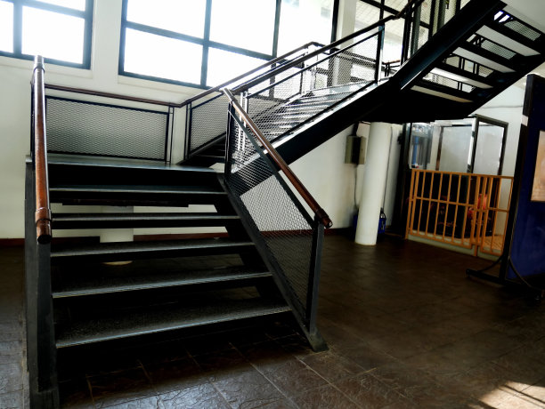 抽象的黑色金属楼梯结构。黑色楼梯机箱图案向上图片下载