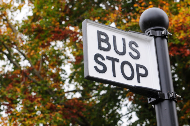 黑色和白色的公交车站图片下载