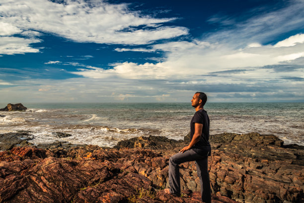 早上在岩石海岸的人从平角图片下载