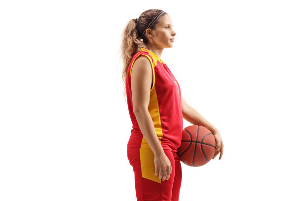 一个女篮球运动员站着的侧面照片图片下载