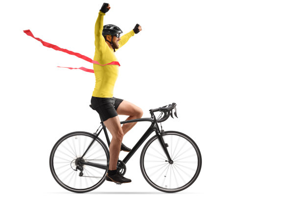 一名男性自行车运动员以一辆公路自行车和一个快乐的手势结束了比赛图片下载