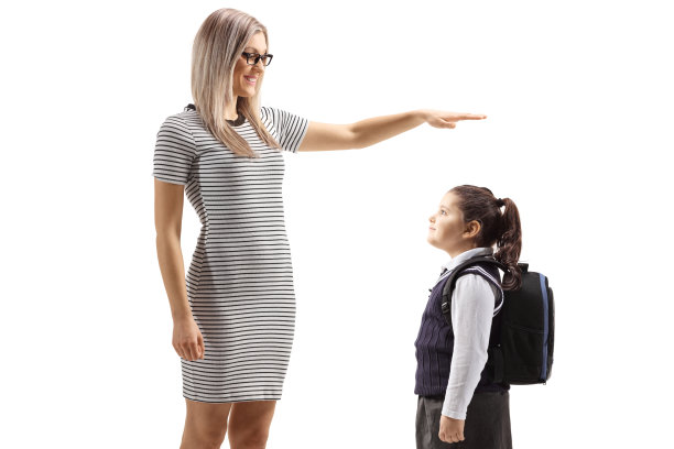 年轻女子用手打手势，显示出一个女学生的身高图片下载