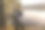 黑色的数码相机在三脚架上拍摄清晨的雾蒙蒙的风景，在秋季湖泊与选择焦点图片下载