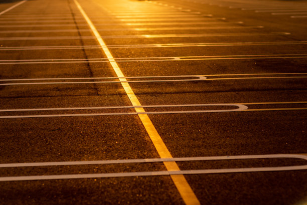 日出时空旷的跑道和天空的自然景观。新的一天从早晨开始。图片下载