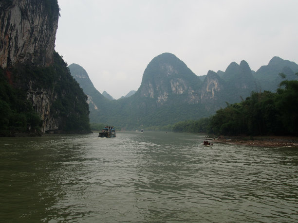 穿过山脉的河流图片下载