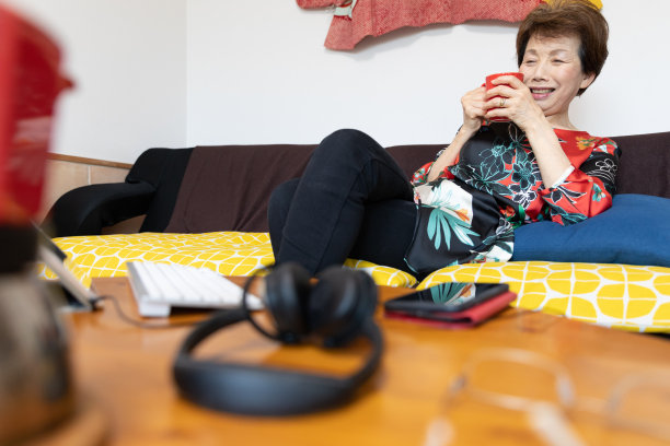 在家工作的资深女性图片下载