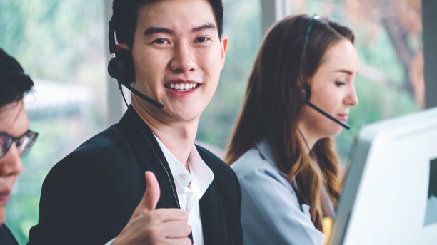 商务人员戴着耳机在办公室工作图片下载