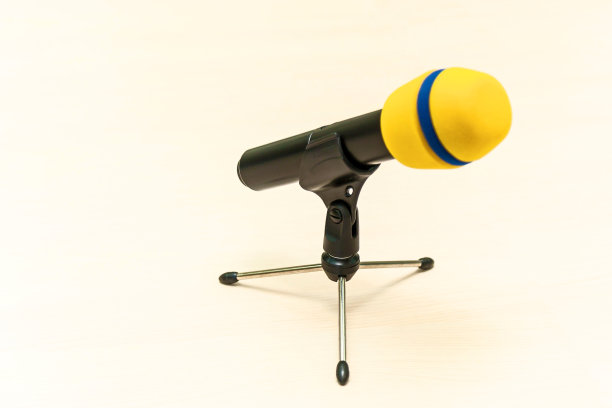 迈克把绳子放在桌子上，孤立在白色的台上图片下载