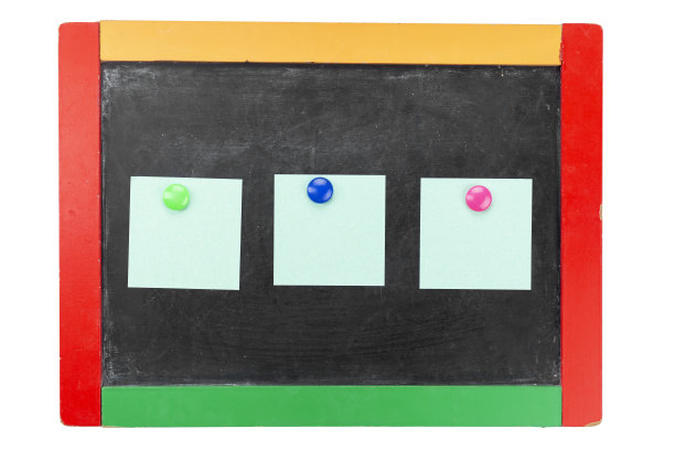 黑色木板上的提示纸。文本。图片下载