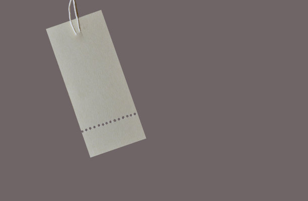 空白标签模型孤立在浅紫色和copyspace纯空白的名称标签模型，用于销售，价格，折扣，广告图片下载