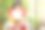 一个女孩在她的家外面看书。远程学习。素材图片
