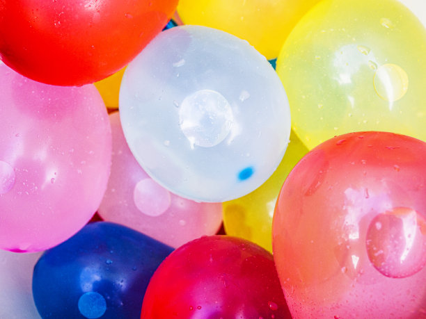 五颜六色的水球，准备打水仗或水战图片下载