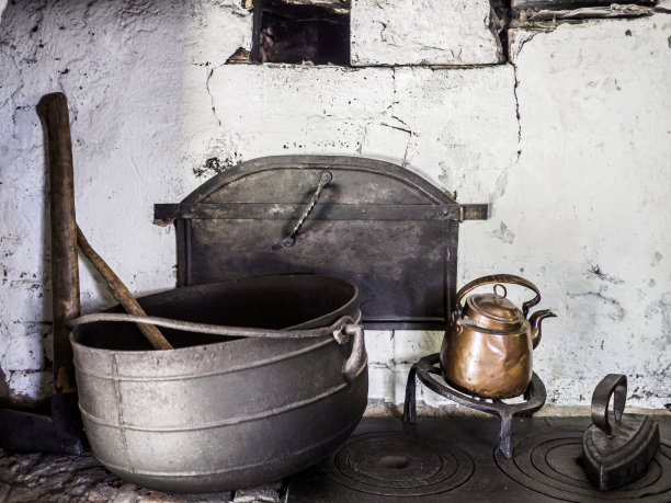旧厨房，有烧木头的烤箱，水壶和一个大平底锅。厨房的主人是芬兰作家Aleksis Kivi。图片下载