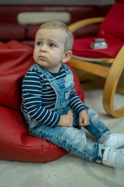 小男孩坐在地板上图片下载