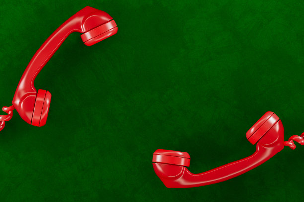 复古红色电话在绿色与复制空间图片下载