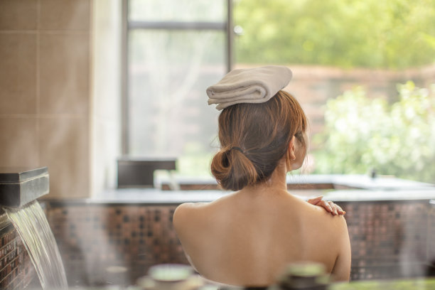 美丽的年轻女子在温泉中放松图片下载