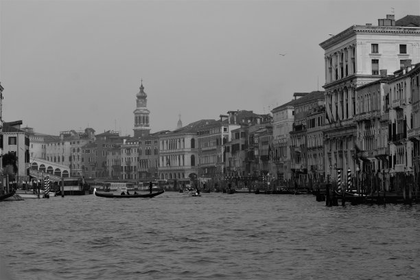 2018年12月28日，意大利威尼斯，典型的威尼斯运河，有贡多拉和渡轮图片下载