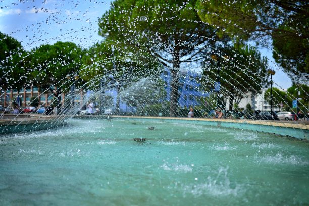 小水滴从喷泉中喷涌而出。图片下载