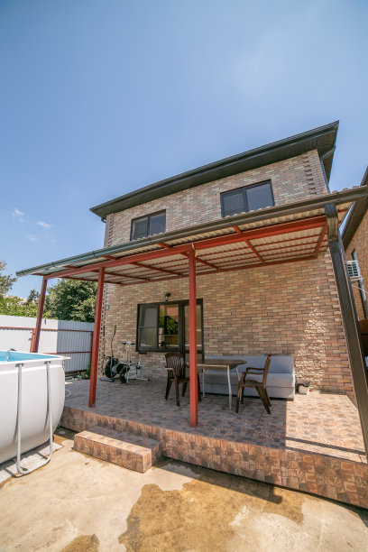 带游泳池的两层大房子。帧池图片下载