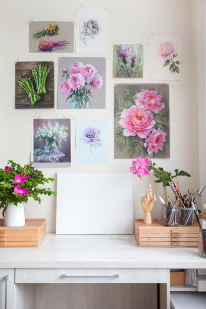 空工作场所的女艺术家旁边的材料为绘画画笔图片下载