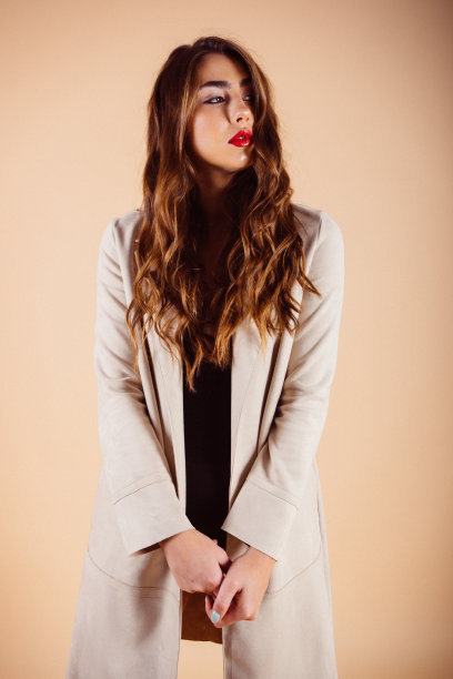 漂亮的女孩，留着长发，化着妆，穿着外套图片下载