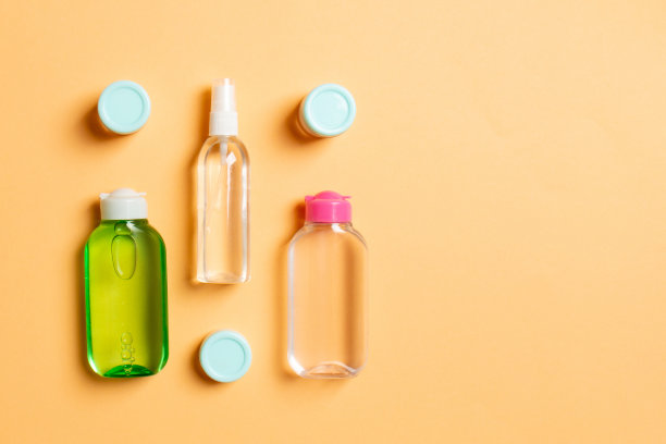 化妆品SPA品牌模型，俯视图与复制空间。一套奶油管和罐子平放在彩色的背景上图片下载