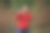 穿红毛衣的男人用智能手机拍照图片下载