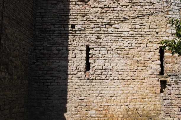 中世纪城堡的漏洞(古比奥，翁布里亚，意大利，欧洲)图片下载