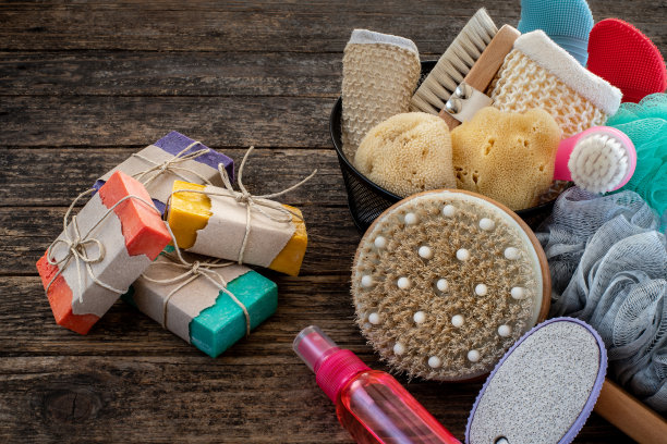 木桌上放着许多种浴棉。图片下载