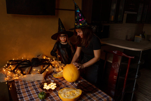 母亲和女儿雕刻南瓜图片下载