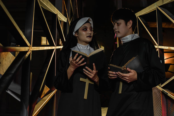 尼姑和神父在万圣节之夜的肖像图片下载