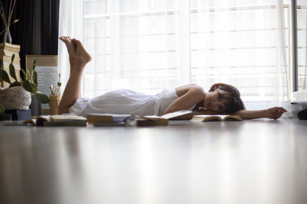 女人躺在地板上。图片下载